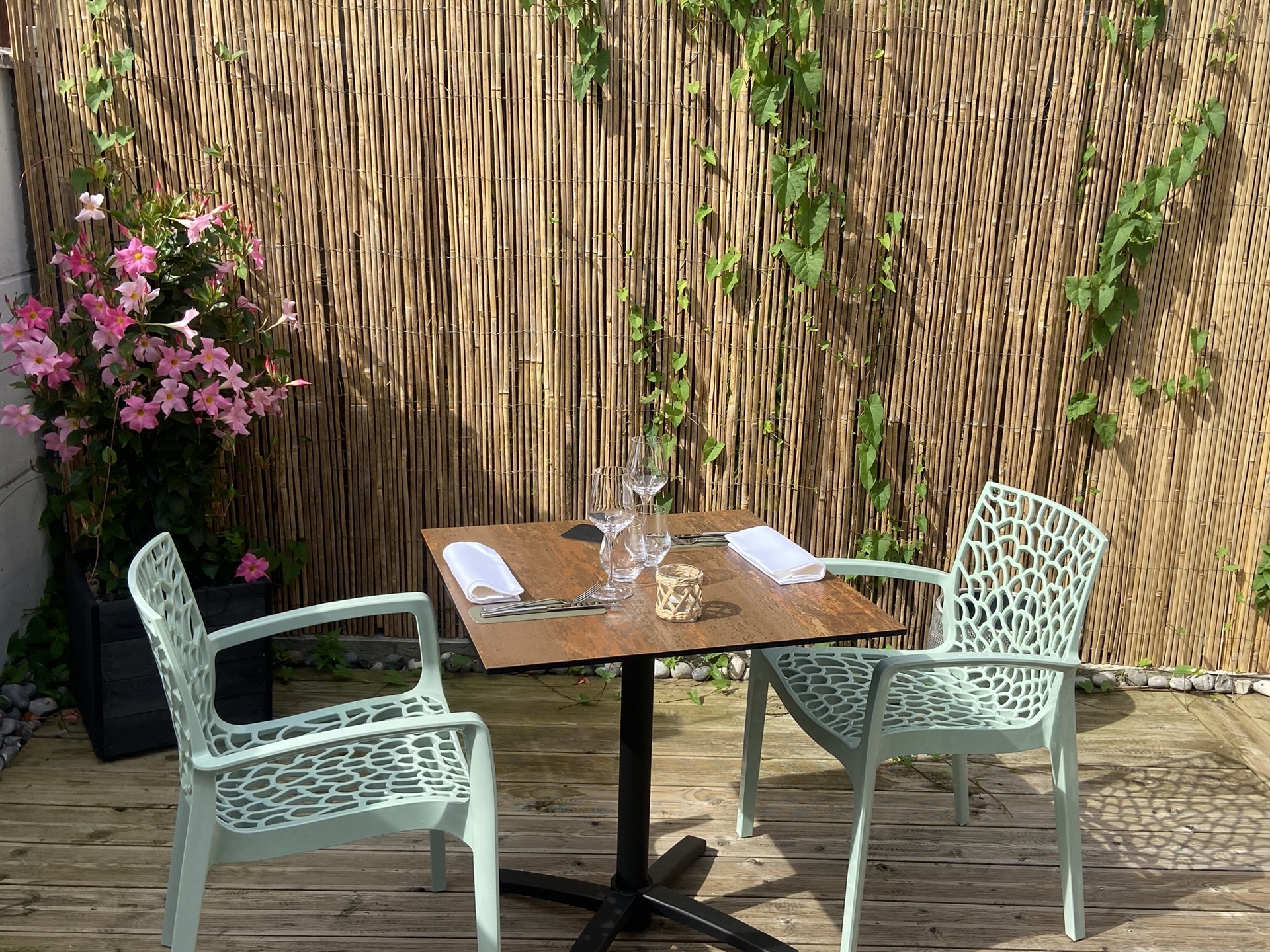 Table extérieur pour 2 personnes dans le restaurant. de la sauce-y-est